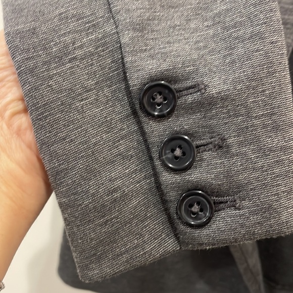 This blazer has shoulder pads. Split in the back, great condition - Picture 9 of 10